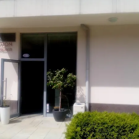 In Admiral Plaza Daire *